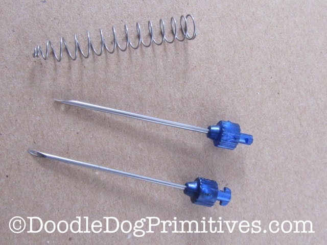 Small and medium Ultra Punch needle tips with their spring